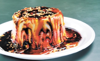 Como resistir a esta torta de puro sorvete com calda?